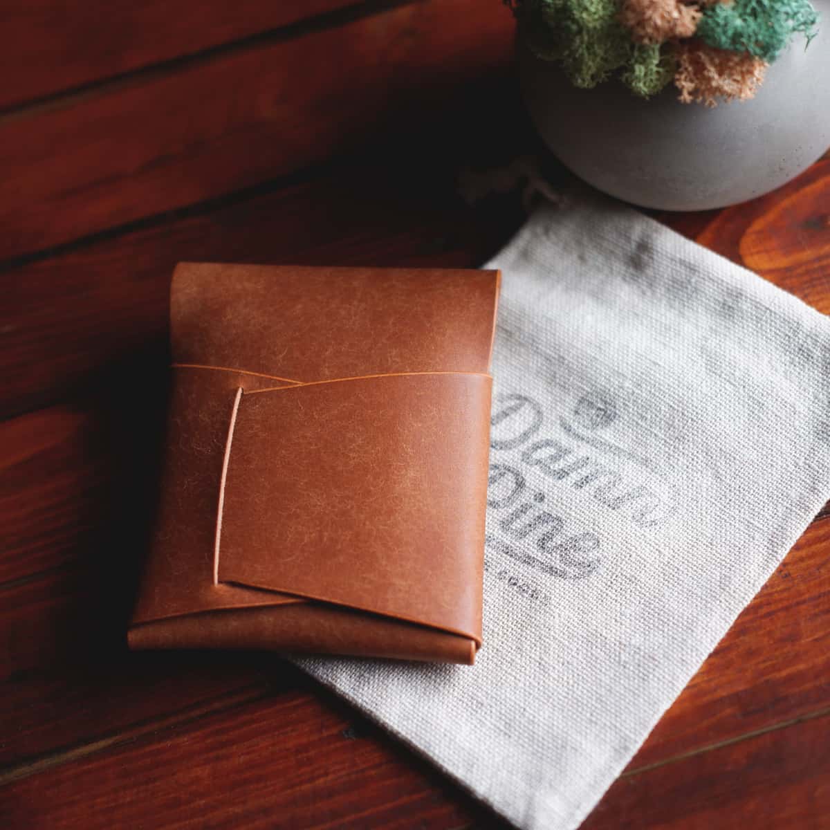 The Lodgepole Stitchless Wallet in Cognac Pueblo leather - quick access compartment
