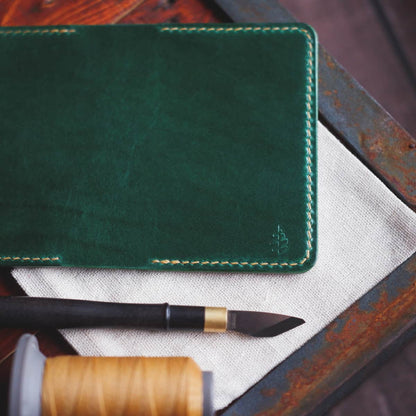 Front view of the The Monterey 4-Slot Bifold wallet in Emerald Green Gaucho Oil leather and Light Tan thread