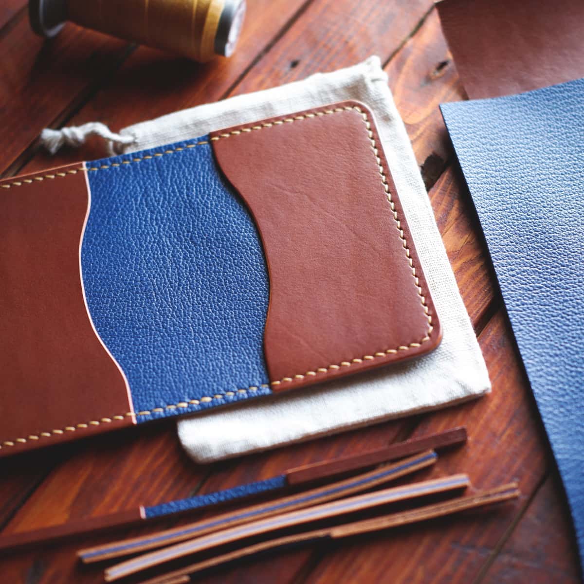 The Monterey Slim Bifold interior in blue and brown leather
