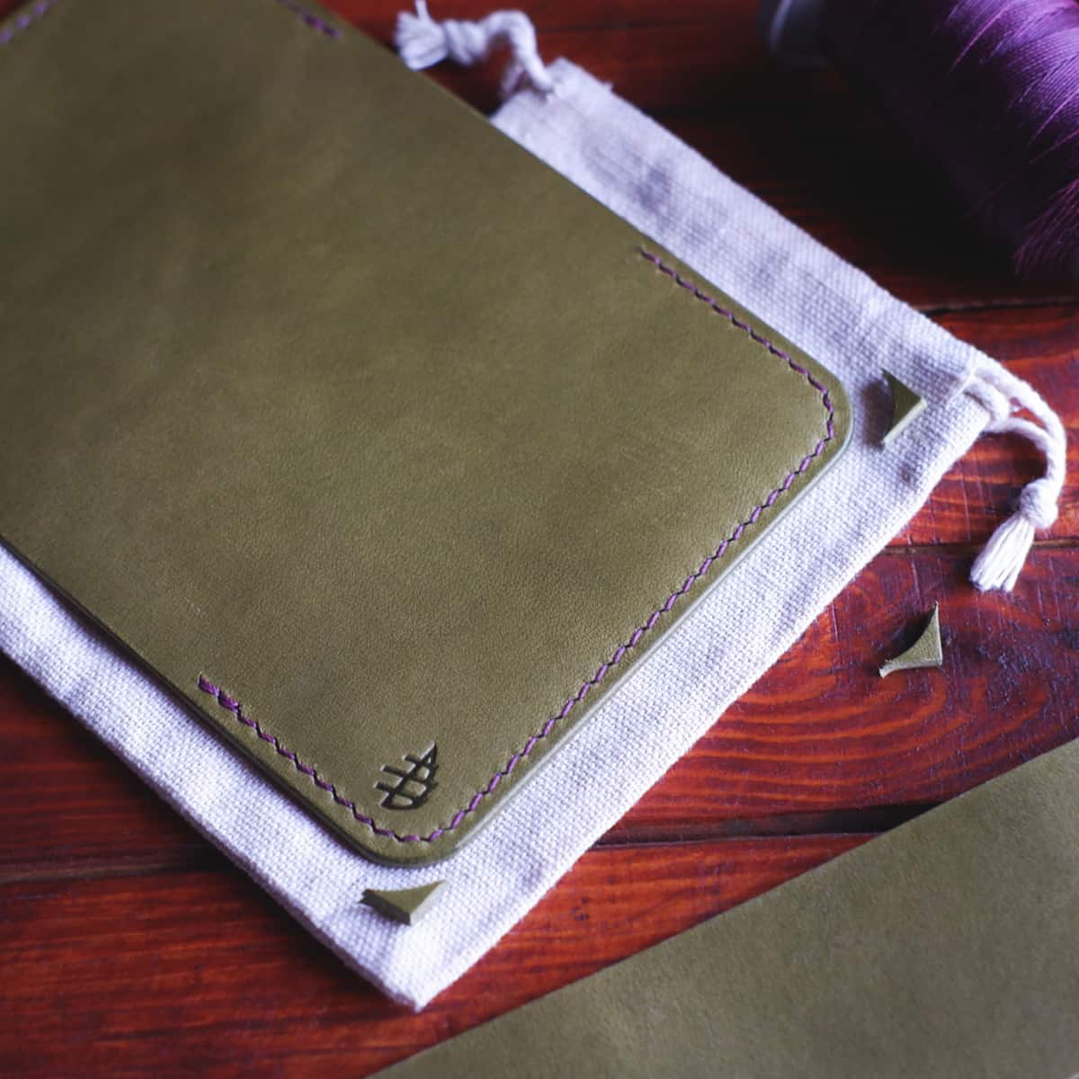 Closeup of The Mountain Slim Bifold in Ponte Wax vegetable tanned leather